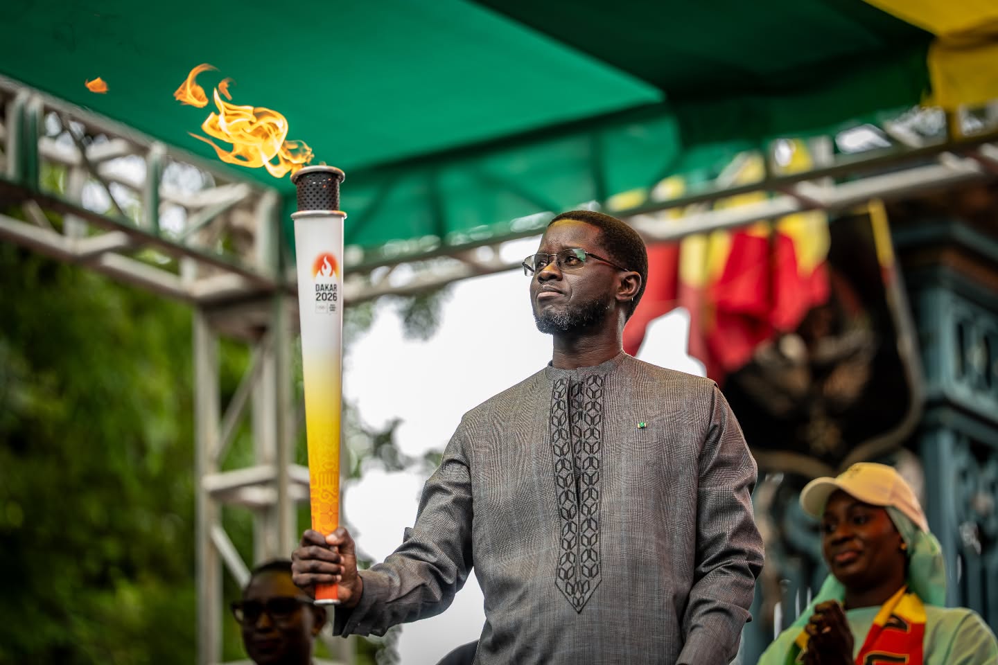 Le Président de la République, Bassirou Diomaye Faye, a reçu ce matin, devant le Palais de la République, la Flamme olympique